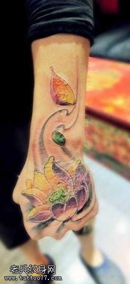 手臂莲花纹身图案