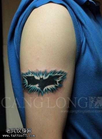 手臂时尚好看的小蝙蝠纹身图案