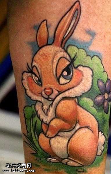 腿部彩色兔子纹身图案