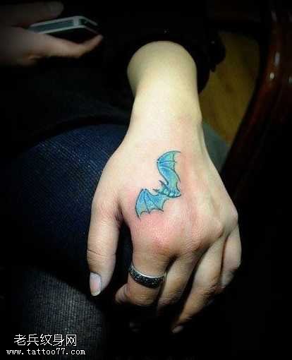 手部彩色小蝙蝠纹身图案