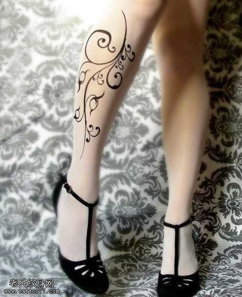 腿部简约黑白线条纹身图案