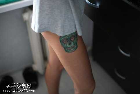 腿部彩色骷髅纹身图案