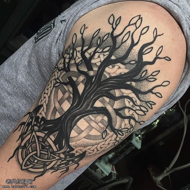大臂的老树纹身图案