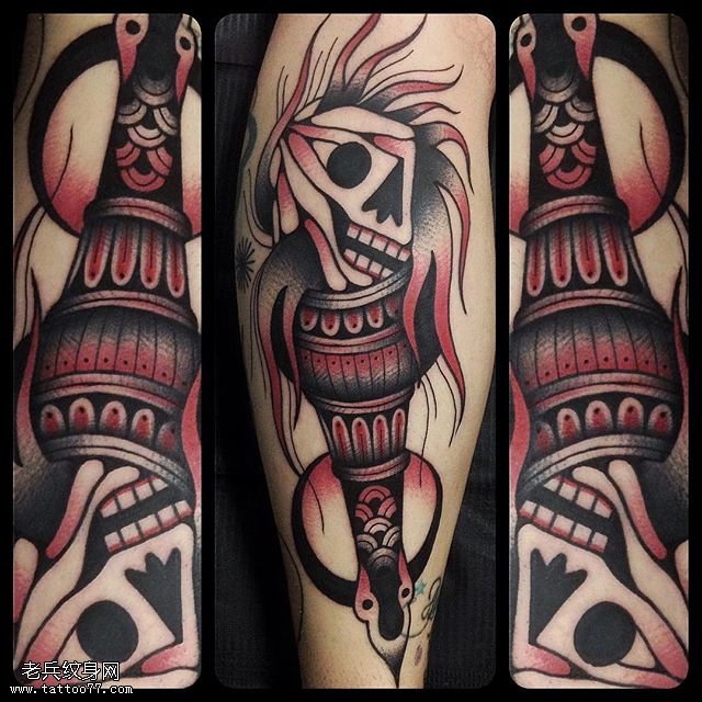 小腿部的骷髅火把纹身图案