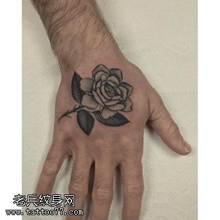 手背写实一只荆棘的玫瑰纹身图案