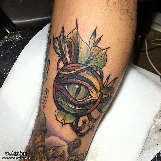 小腿部一只清澈的眼睛纹身图案