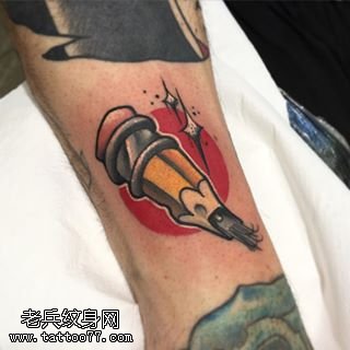 手臂彩绘的铅笔纹身图案