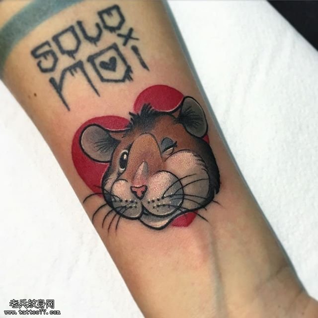 手臂彩绘小老鼠纹身图案