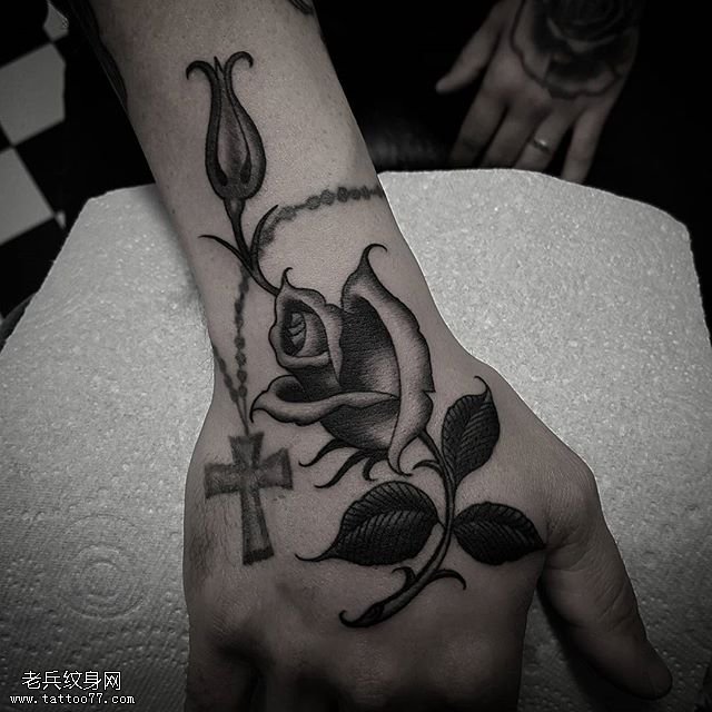 手臂写实手链玫瑰纹身图案