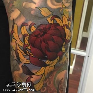 膝盖上的红菊花纹身图案