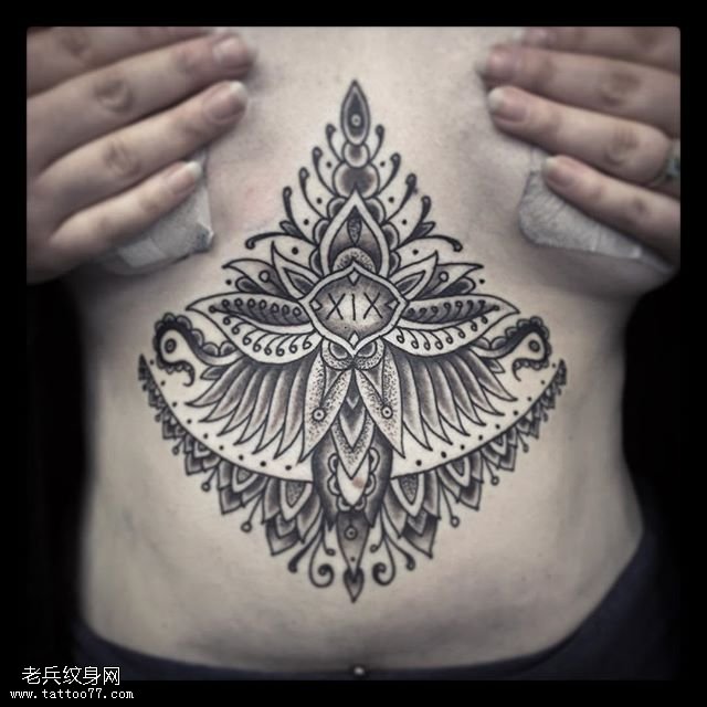 胸间的莲花座纹身图案