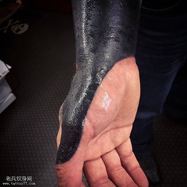 手臂泼墨黑灰图腾纹身图案