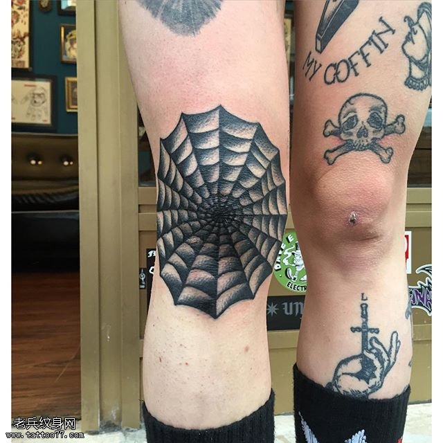 膝盖经典的蜘蛛网纹身图案