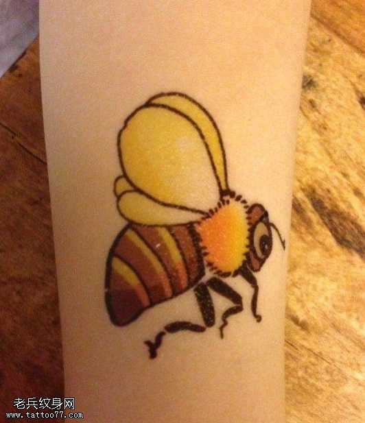 手臂彩色蜜蜂纹身图案