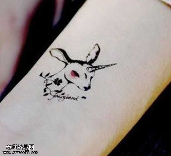 手臂小清新小鹿纹身图案
