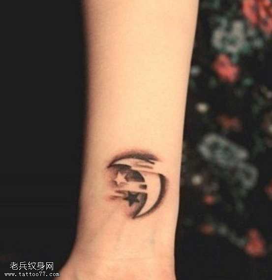 手腕月亮纹身图案