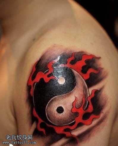 手臂帅气经典的八卦纹身图案