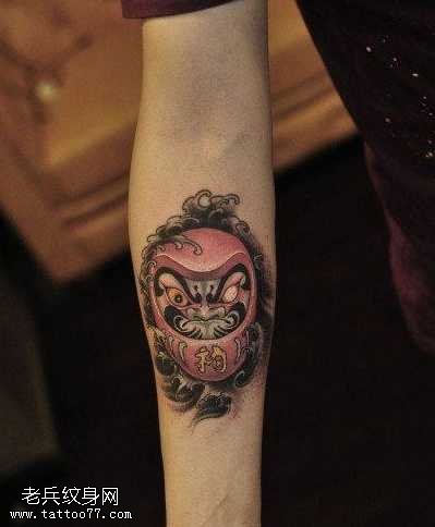 手臂经典潮流的不倒翁纹身图案