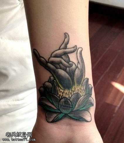 手臂莲花佛手纹身图案