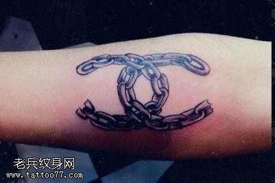 手臂唯美潮流的香奈儿链条纹身图案