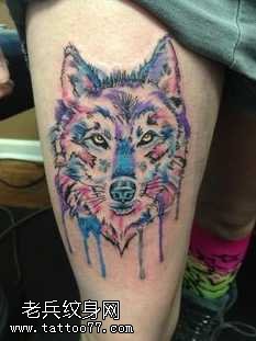 腿部温驯的狼头纹身图案