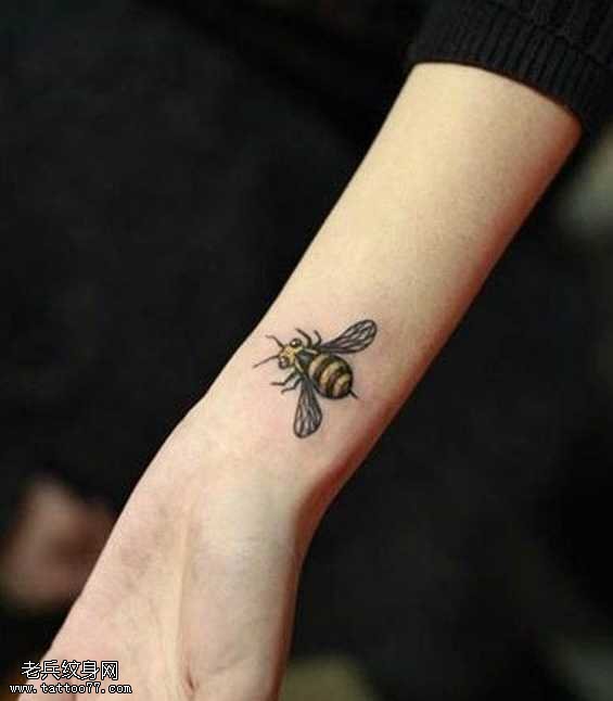 手臂小黄蜂纹身图案