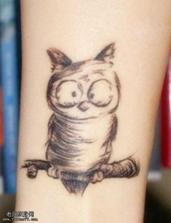 手腕猫头鹰纹身图案