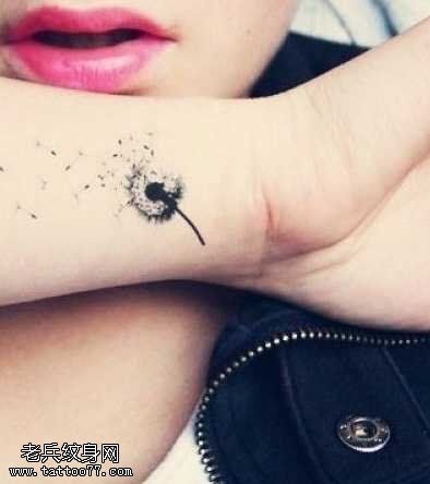 手腕蒲公英纹身图案