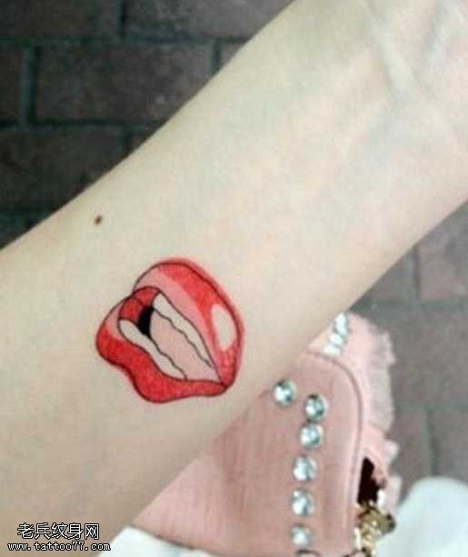 手臂红唇纹身图案