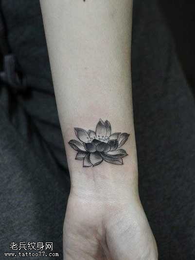 手腕唯美的黑白莲花纹身图案