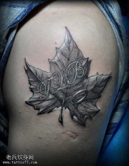 手臂经典时尚黑白树叶纹身图案