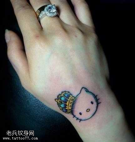 手腕可爱的猫咪与皇冠纹身图案