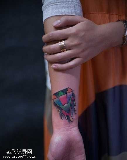 手腕彩色钻石纹身图案