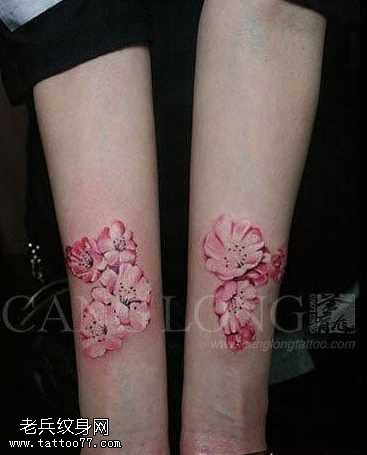 手臂漂亮唯美的彩色桃花纹身图案