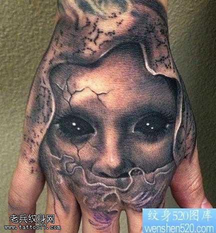 手背一幅鬼纹身图案