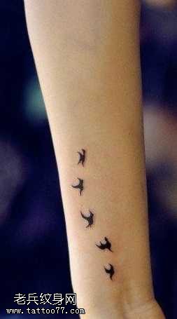 手臂一群小燕纹身图案