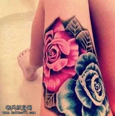 腿部妖艳的玫瑰纹身图案