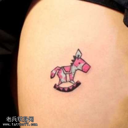 腰部彩色木马可爱纹身图案
