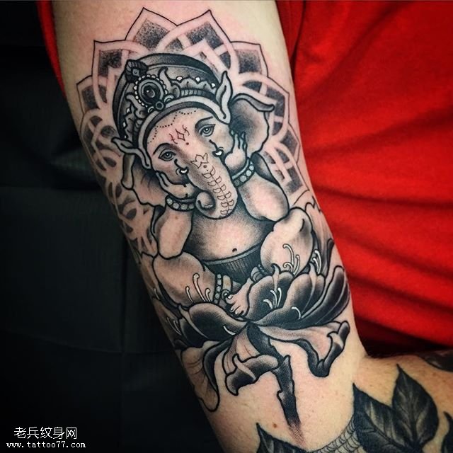 手臂荷花上的小象纹身图案