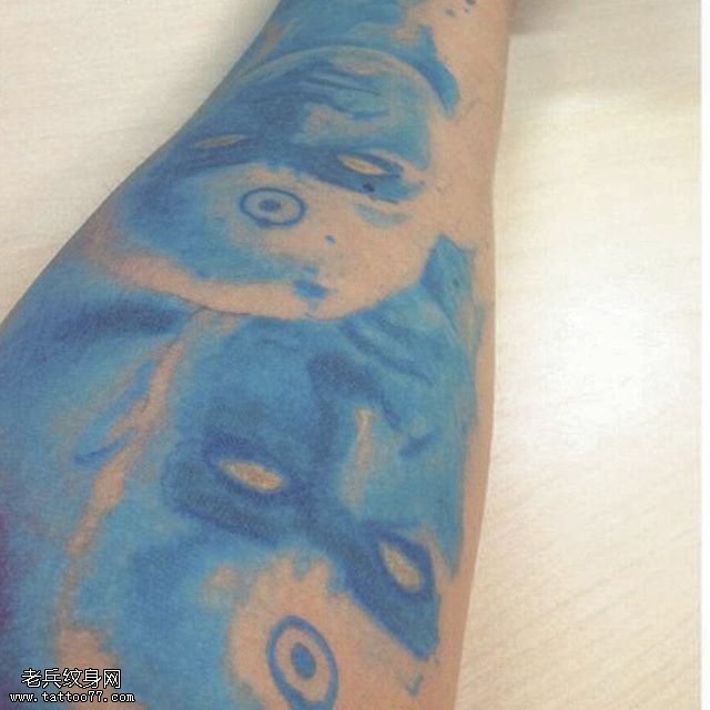 腿部水彩的面具纹身图案