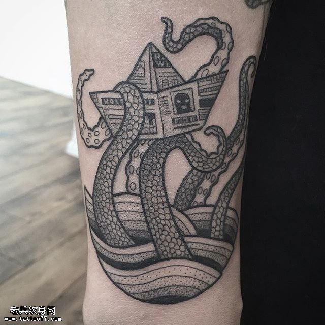 露出水面的章鱼纹身图案