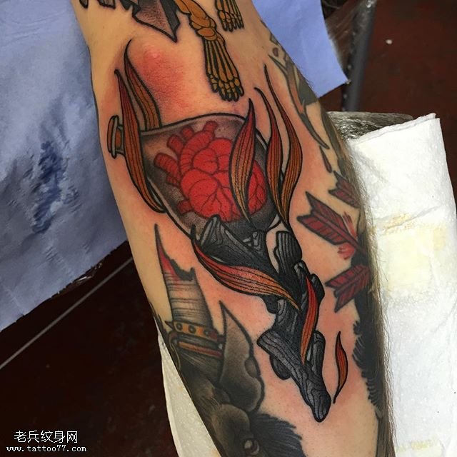 小腿心脏火把纹身图案