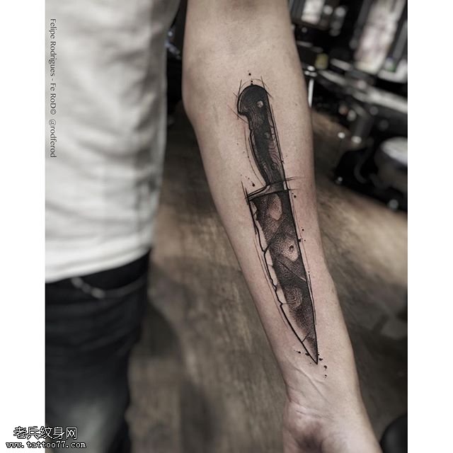 手臂水墨的水果刀纹身图案