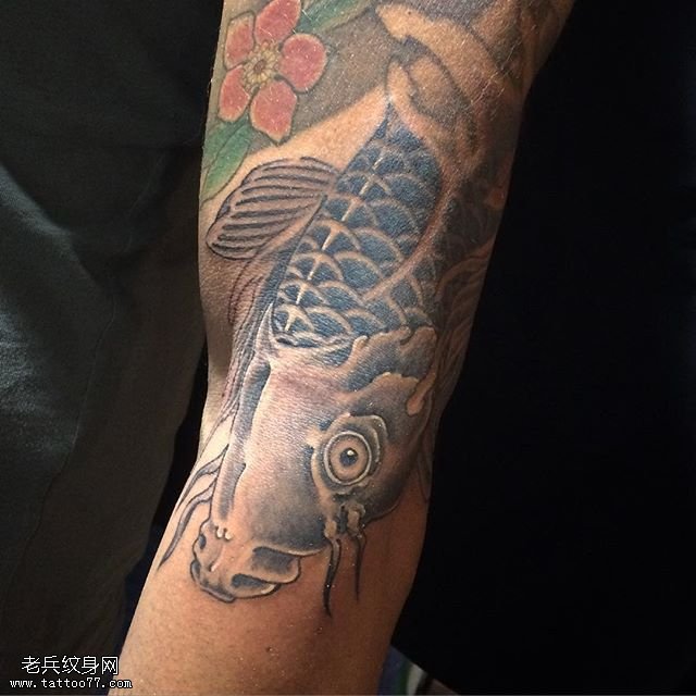 手臂经典彩绘锦鲤纹身图案