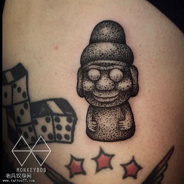 大腿的小石人纹身图案