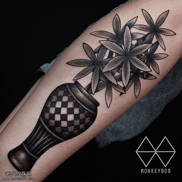 手臂经典写实一瓶花纹身图案