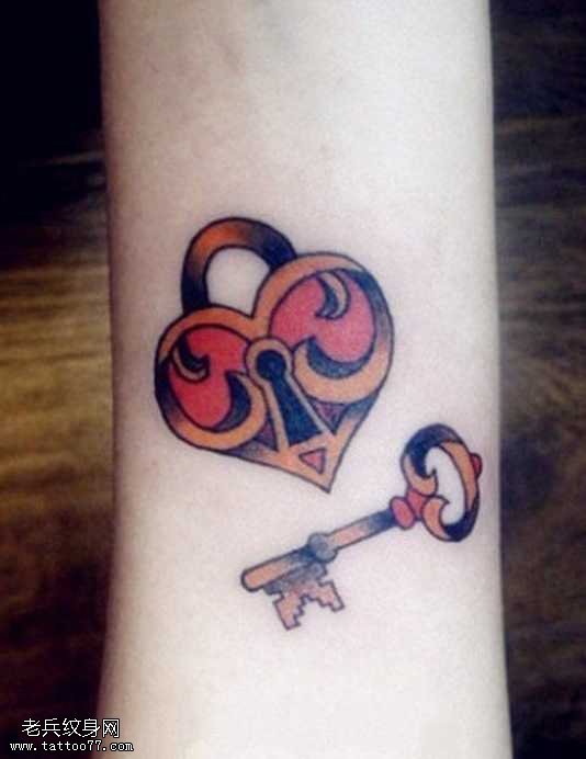 手臂心形锁钥匙纹身图案