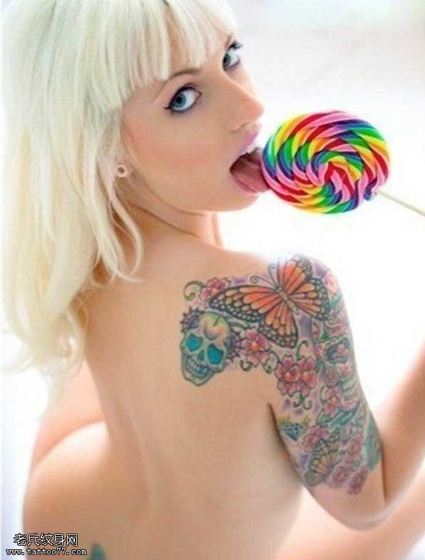 肩部骷髅蝴蝶女生纹身图案