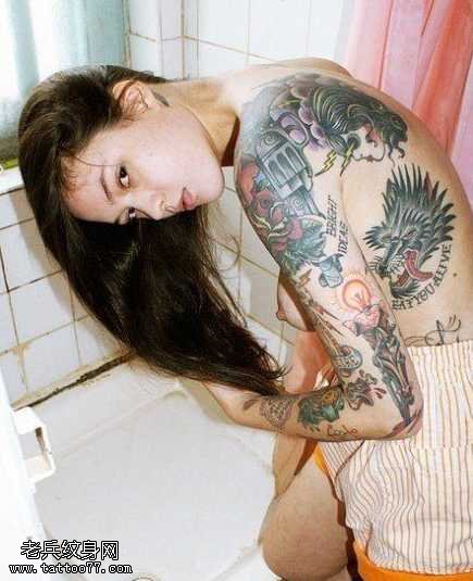 花臂一幅女人纹身图案