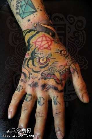 手臂虎头纹身图案